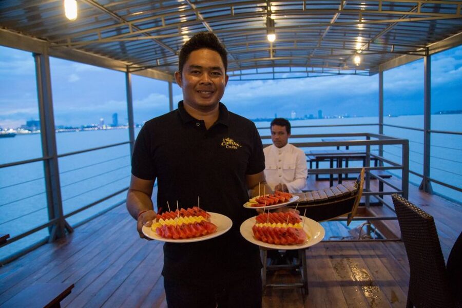 Phnom Penh: Mekong Sunset Dinner Cruise with Live Music - Who will enjoy this cruise most