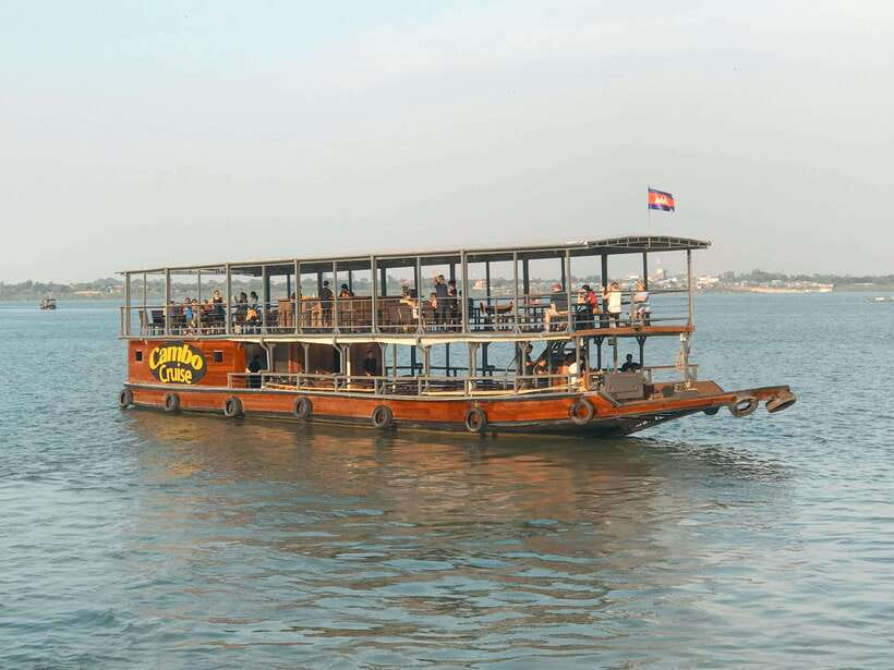 Phnom Penh: Mekong Sunset Dinner Cruise with Live Music - Two hours between the river and the city