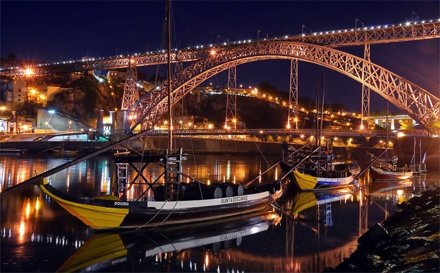 Porto: All-Inclusive Fado Dinner Show and Night Tour - A traditional Portuguese dinner in the city