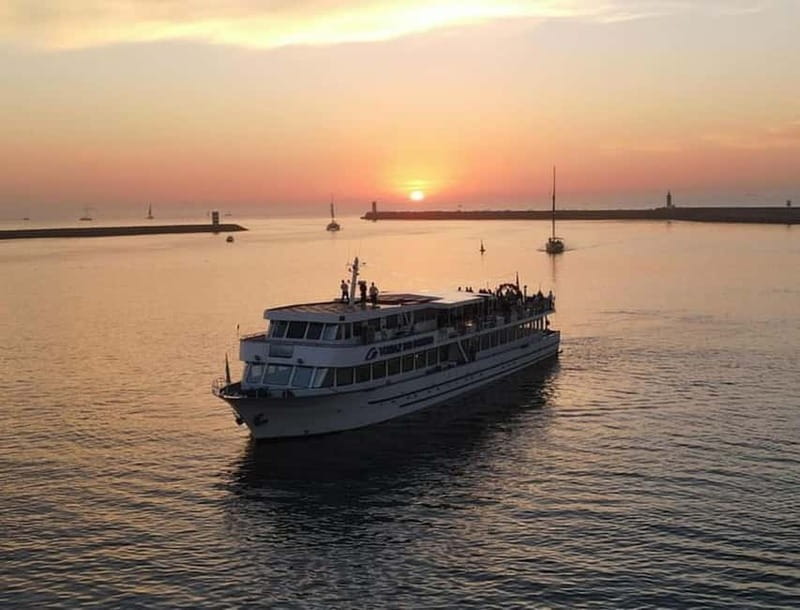 Porto: Cruise with Dinner & Live Music - The 20:30 aperitif and first taste of Portugal