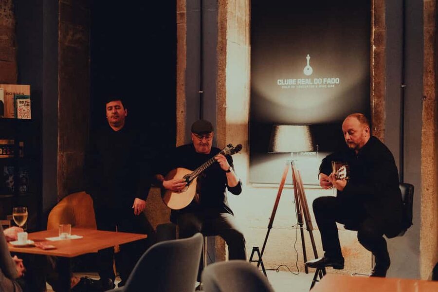 Porto: Fado Live Music, Wine & Cultural Introduction - A small room for a very Portuguese sound