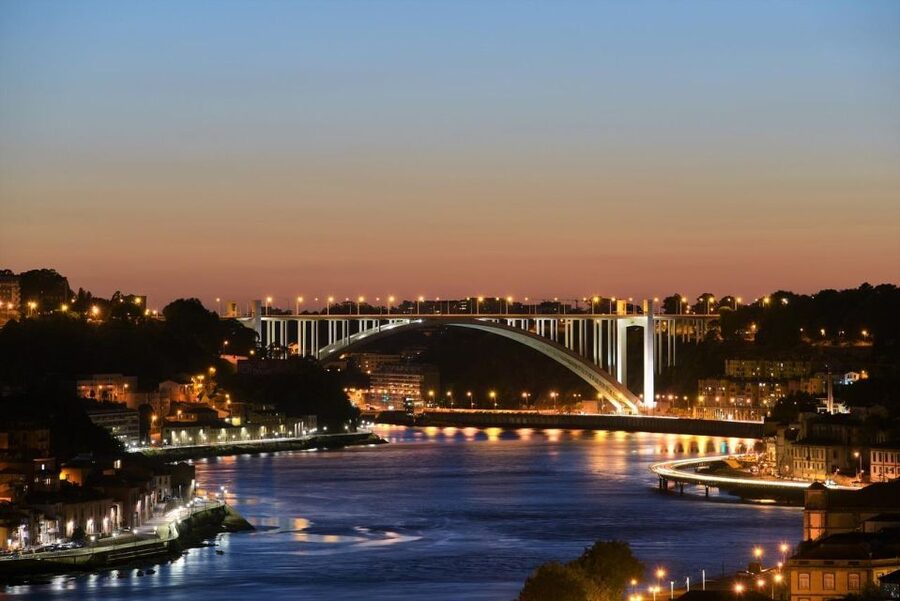Porto Fado Night Show + Dinner - Starting at Rua das Carmelitas 70 in central Porto