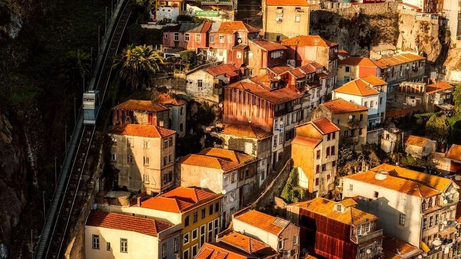 Porto Fado Night Show + Dinner - A short city tour before the music