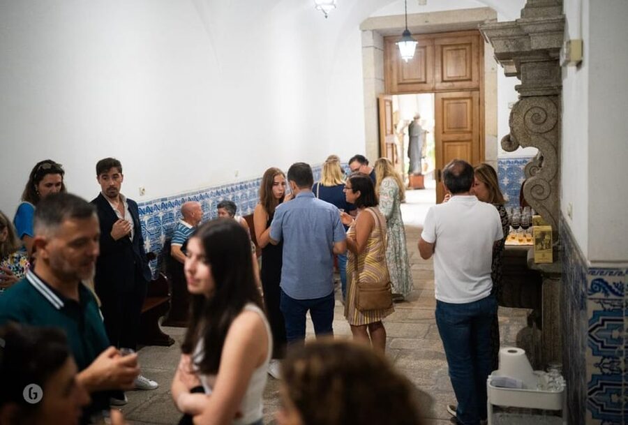 “Porto: Fado Show with Guided Tour in a Historic Monastery” - Hearing one hour of traditional Fado