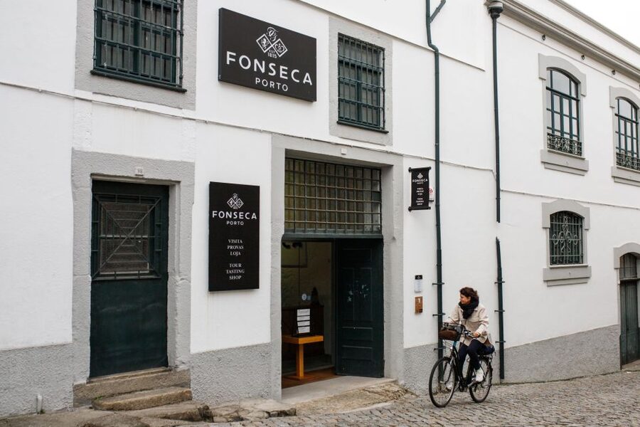 Porto: Fonseca Cellar Tour & Fado Show with Optional Dinner - What you actually taste: Bin 27 and Siroco