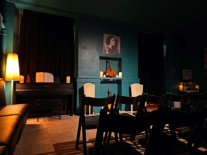 Porto: Intimate Fado Show & Port Wine in Trindade Noble Hall - Finding the entrance beside Trindade Church