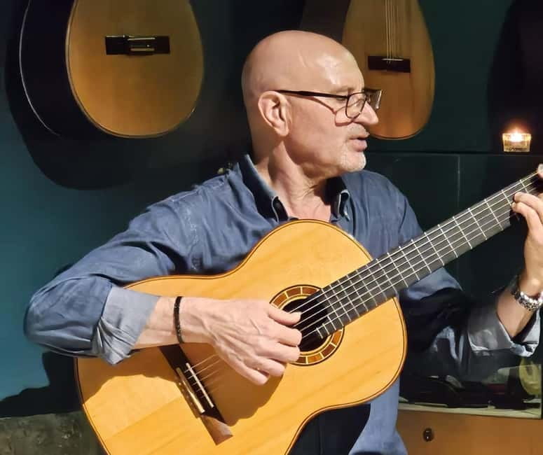 Porto: Intimate Fado Show & Port Wine in Trindade Noble Hall - What happens during the one-hour show