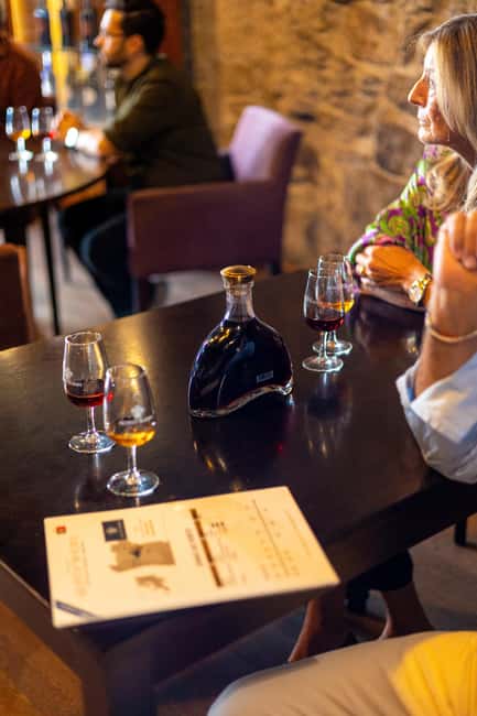 Porto: Live Fado Show with Port Wine Tasting - The Fado performance from balcony to stairs
