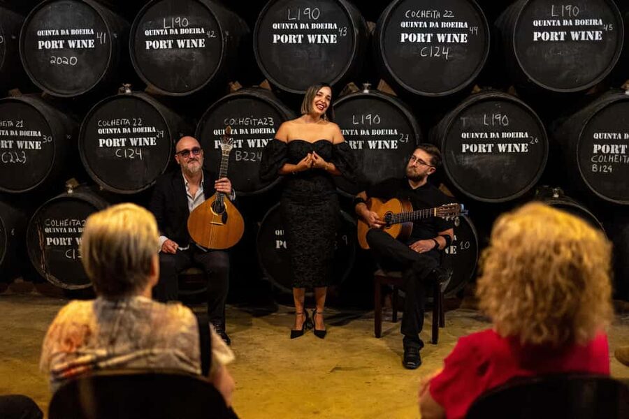 Porto: Live Fado Show with Port Wine Tasting - Arriving at Quinta da Boeira