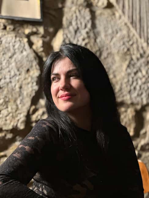 Porto: What is Fado? Commented Live Concert with Port Wine - Coimbra Fado and the sound of university tradition