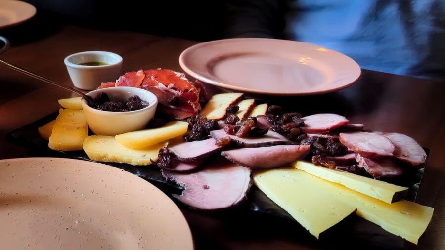 Porto: Wine Tour & One Hour Fado Show | All Included - Starting at Fonte dos Leões