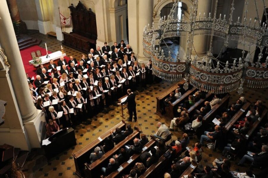 Prague: Classical Concert in St. Nicholas Church - How the acoustics affect different performances