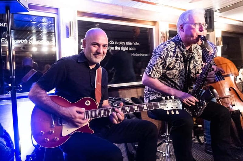 Prague: Jazz Boat Popular Live Jazz Dinner Cruise - Drinks and onboard service