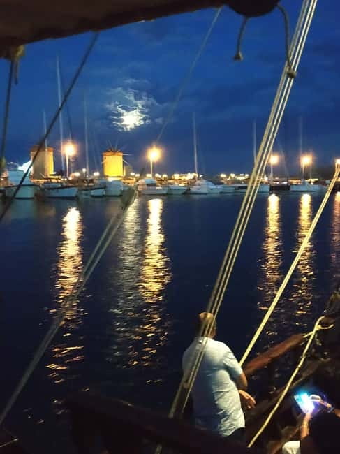 Rhodes: Night Cruise with Live Music and Sightseeing. - Traditional Greek Music on Deck