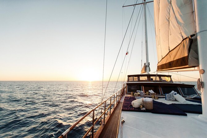Romantic Sailboat Sunset: Live Music, Premium Bar & Dinner -Cabos - How the group size affects the mood