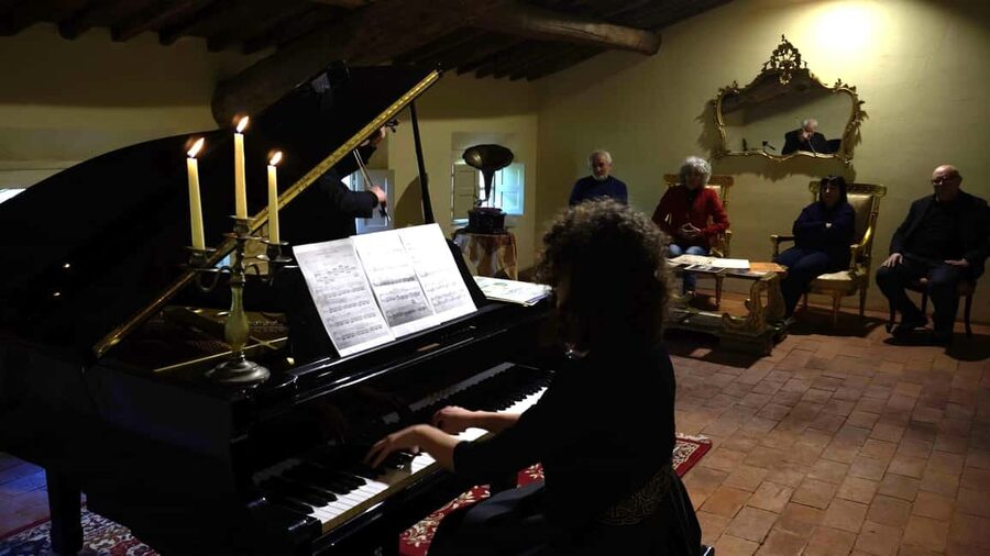 RomanticOpera concert in the artist's house on the hills and wine tasting - Who will enjoy this most
