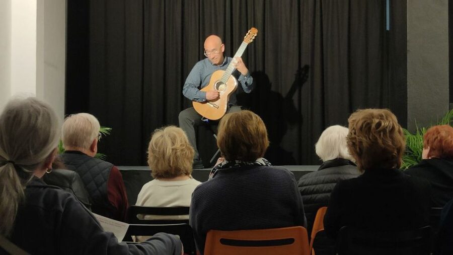 Ronda: Spanish - Classical & Flamenco - Guitar Concert - Hearing Paco Seco explain the music