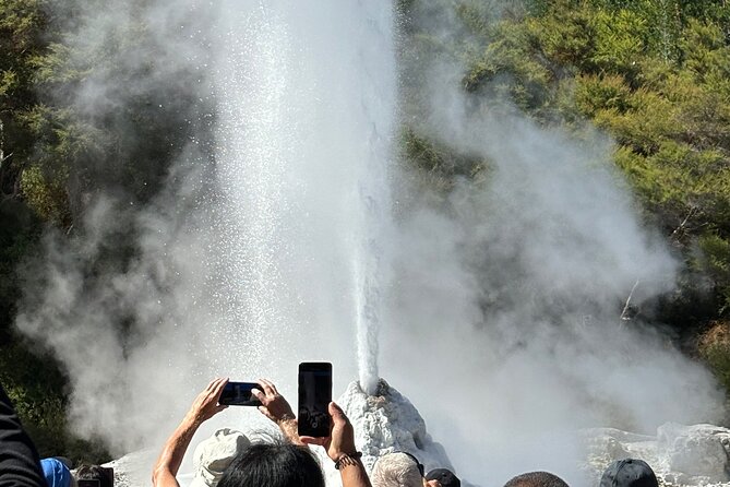 Rotorua: WaiOtapu & Redwood forest & Blues springs from Auckland - The 6:00 am pickup and long road south