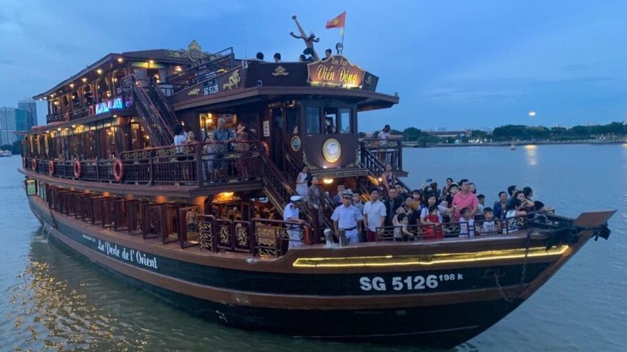Saigon River Dinner on Cruise with Buffet and live music - A buffet dinner with Vietnamese and international choices