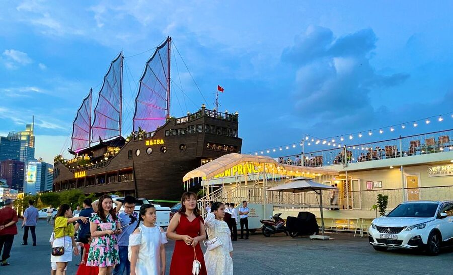 Saigon River Dinner on Cruise with Buffet and live music - Live music and flamenco after dinner