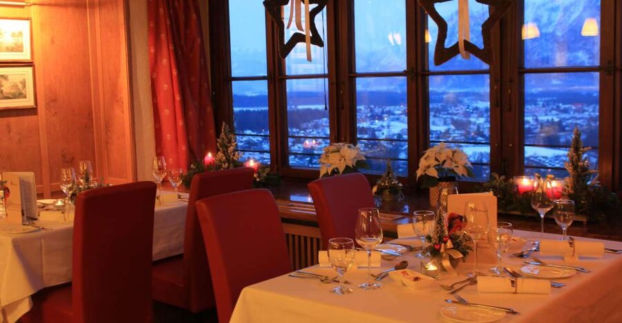 Salzburg: Christmas/Advent Concert & Dinner - Dinner with Salzburg below your table