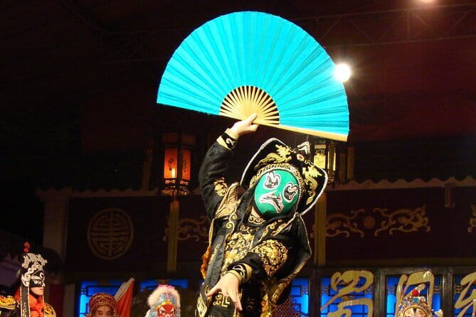 Sichuan Opera with face-changing at Sichuan opera theater - Face-changing, the reason most people book