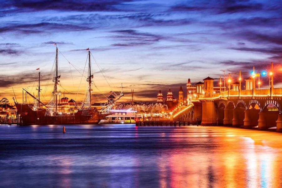 St Augustine: Nights of Lights Sail w Live Music& Sunset Opt - The 3-D glasses are playful, not essential