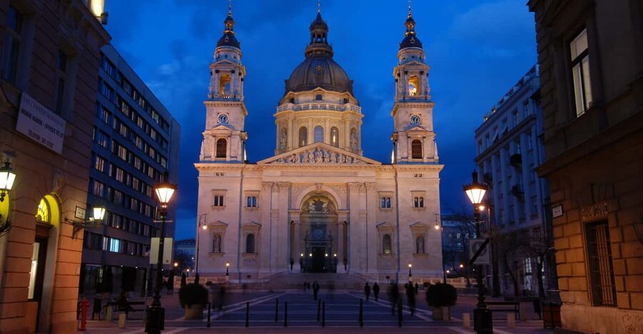 St. Stephen's Basilica: VIP Concert & After Hours Dome Visit - Meeting your guide at the main entrance