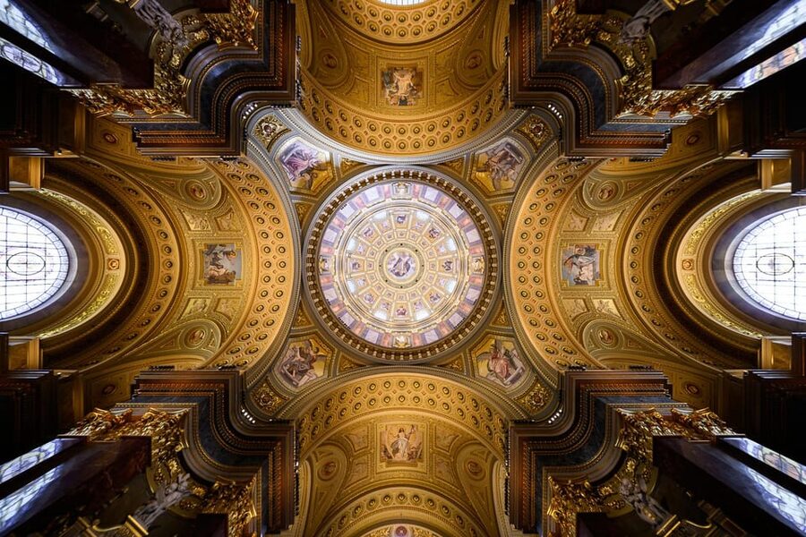 St. Stephen's Basilica: VIP Concert & After Hours Dome Visit - Returning to the main aisle before the music