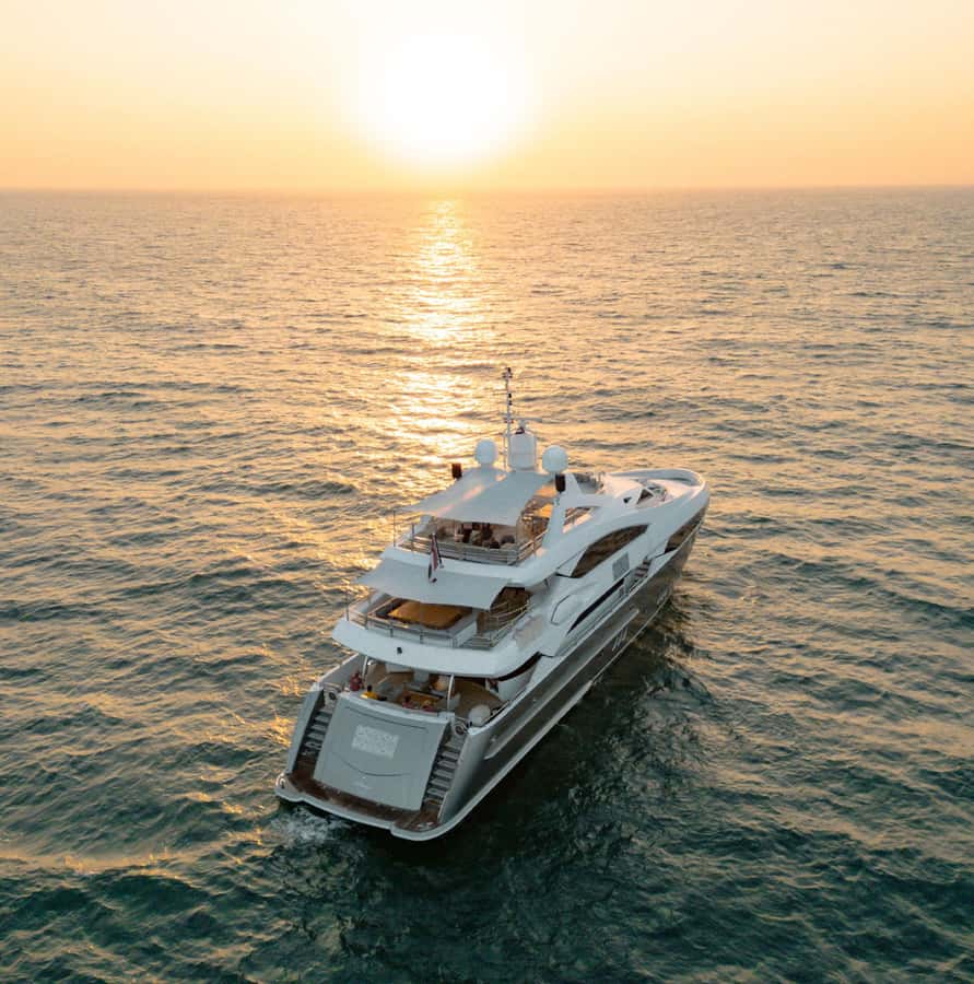 Sunseeker Superyacht: VIP Dinner, Premium Drinks& Live Music - Premium drinks, bubbly, and the night-party difference