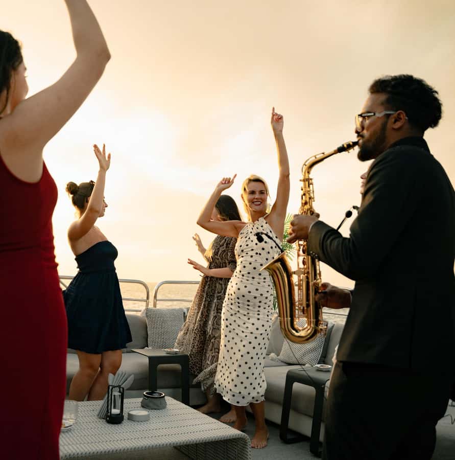 Sunseeker Superyacht: VIP Dinner, Premium Drinks& Live Music - Day sailing or night party?