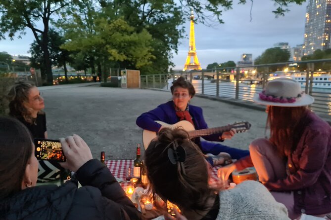 Sunset Picnic with View of Eiffel Tower and Live Music - A sunset picnic on Île aux Cygnes