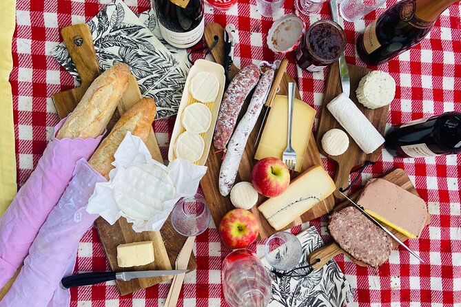 Sunset Picnic with View of Eiffel Tower and Live Music - Why Île aux Cygnes makes a good picnic setting