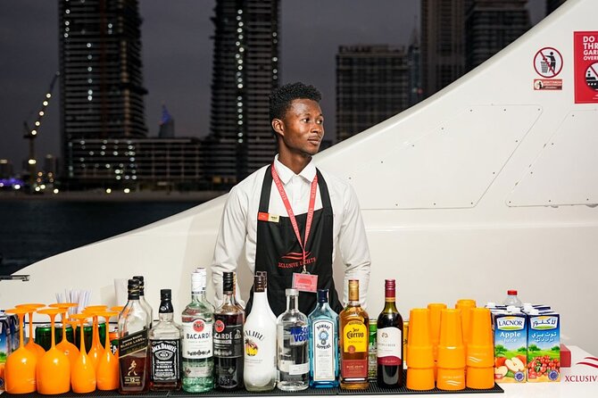 Superyacht Experience in Dubai with Dinner and Live Music - Live music changes the whole mood