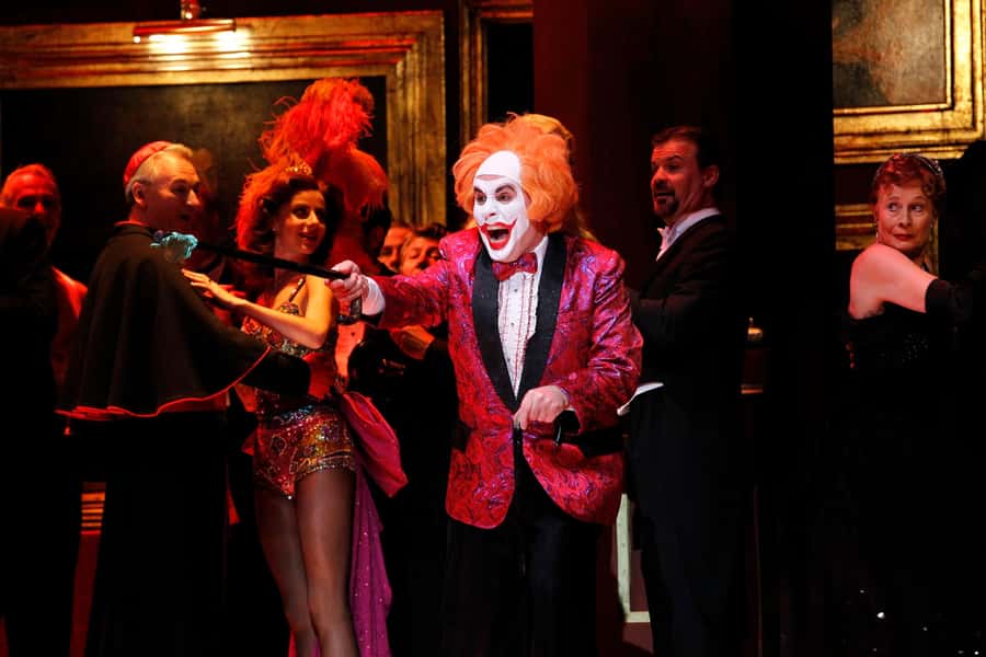Sydney: Rigoletto at the Sydney Opera House - Entering the Sydney Opera House for the performance