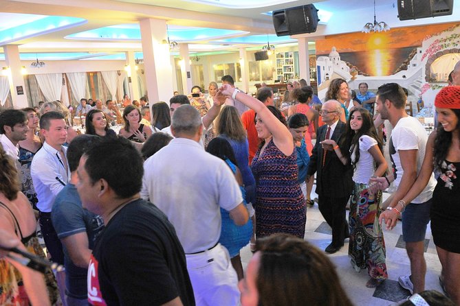Traditional Greek Night live Music & Dinner Show in Santorini - Getting to Dimitris Tavern in Kamari