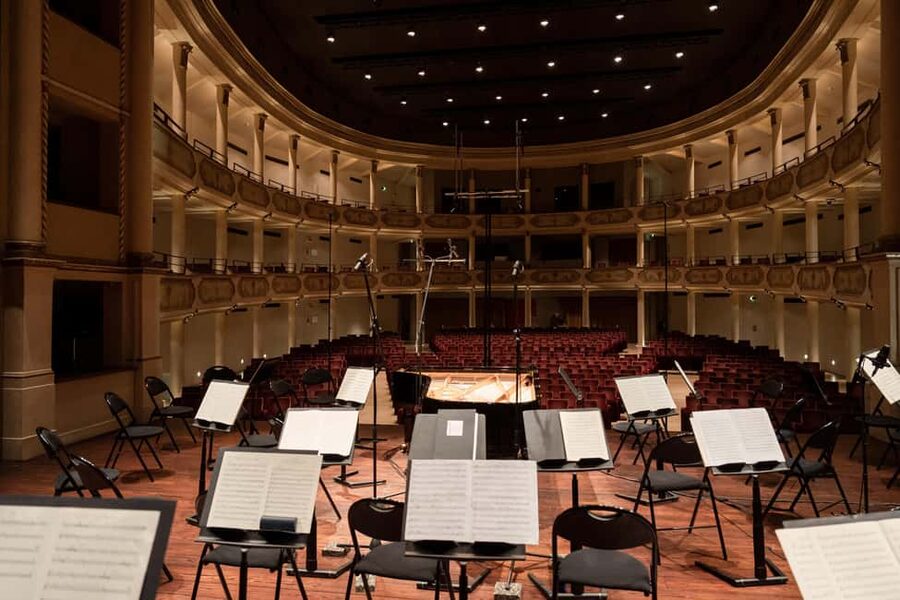 Verona: Orchestra Concert in the city of Romeo and Giulietta - A note on language and presentation style