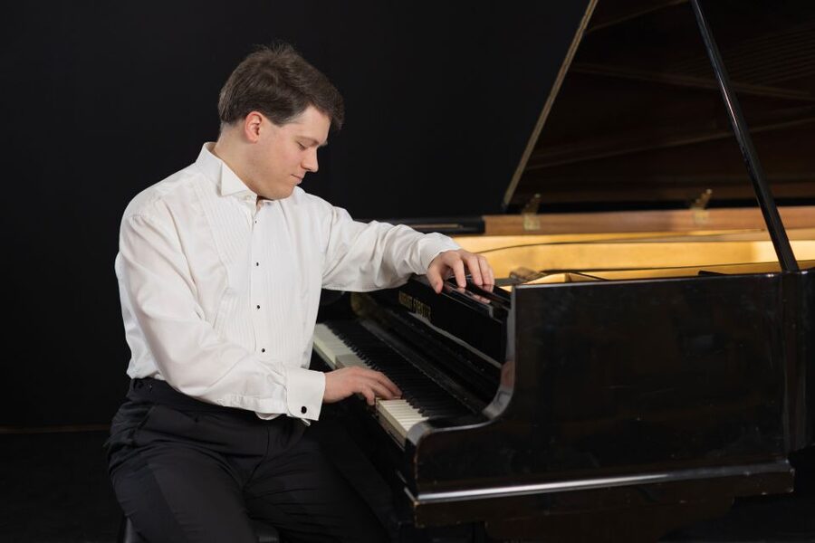 Warsaw: Chopin Concert at Historical Venue in Old Town - Finding the Royal Castle’s left wing