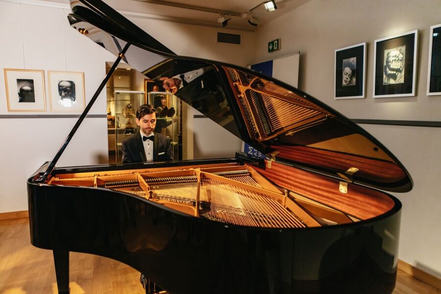 Warsaw: Live Chopin Piano Concert - The Dean’s Palace setting and museum art